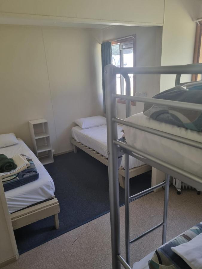 Strahan Backpackers Esterno foto