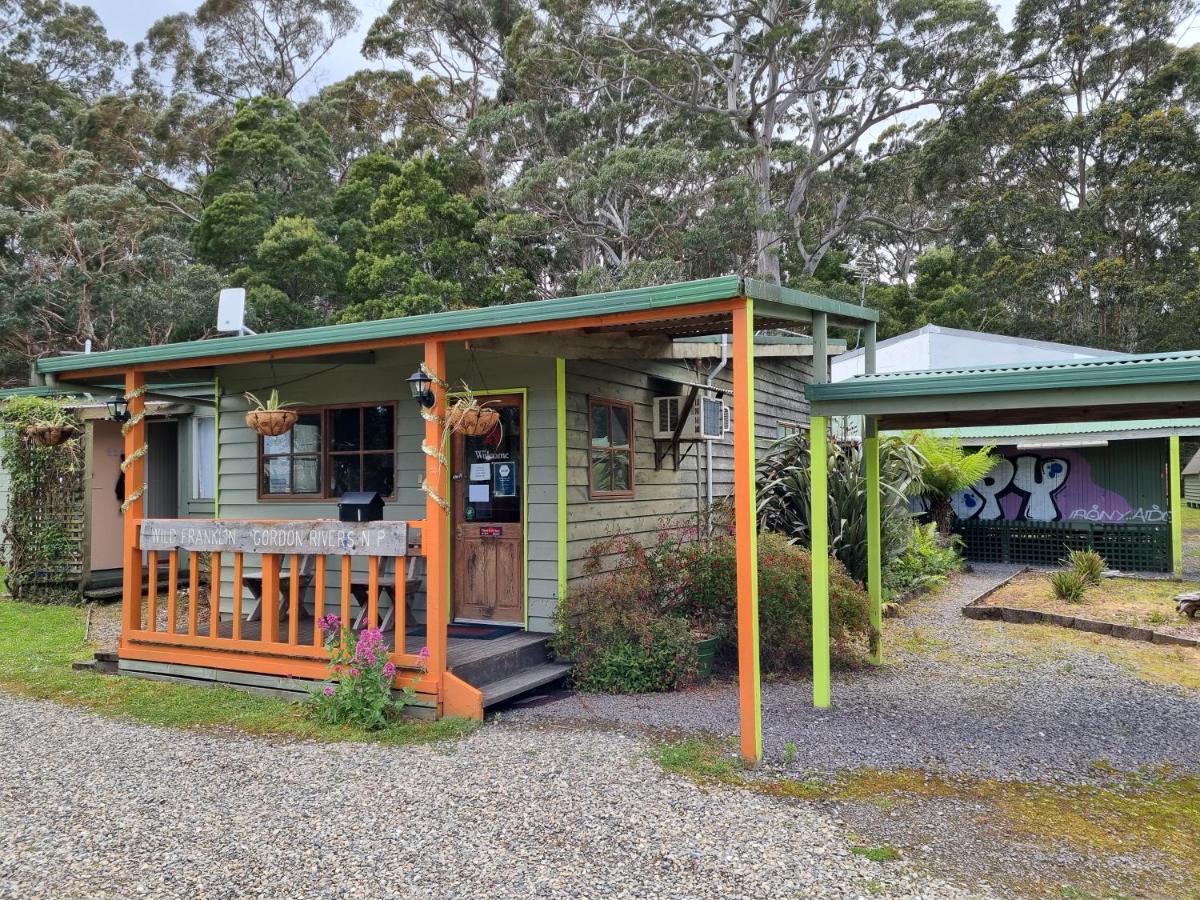 Strahan Backpackers Esterno foto